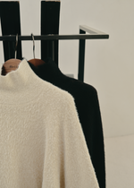画像をギャラリービューアに読み込む, Shaggy High Neck Knit Top
