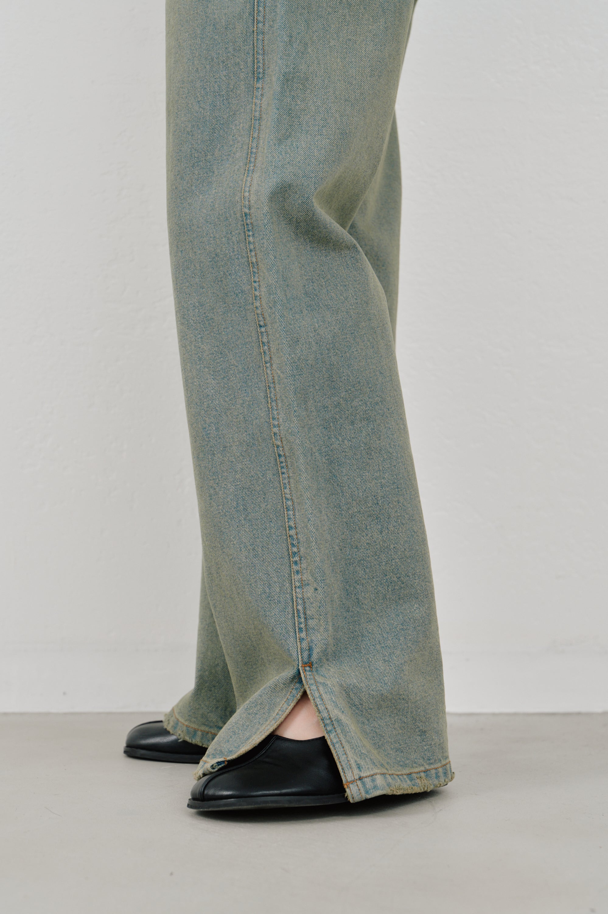 【Hella/ヘラ】side hem slit denim 新品未使用タグ付き side hem slit denim - Hella (ヘラ）公式通販サイト