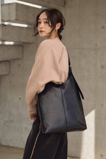 画像をギャラリービューアに読み込む, LEATHER TOTE BAG
