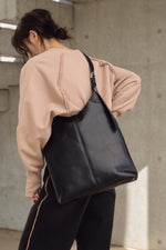 画像をギャラリービューアに読み込む, LEATHER TOTE BAG
