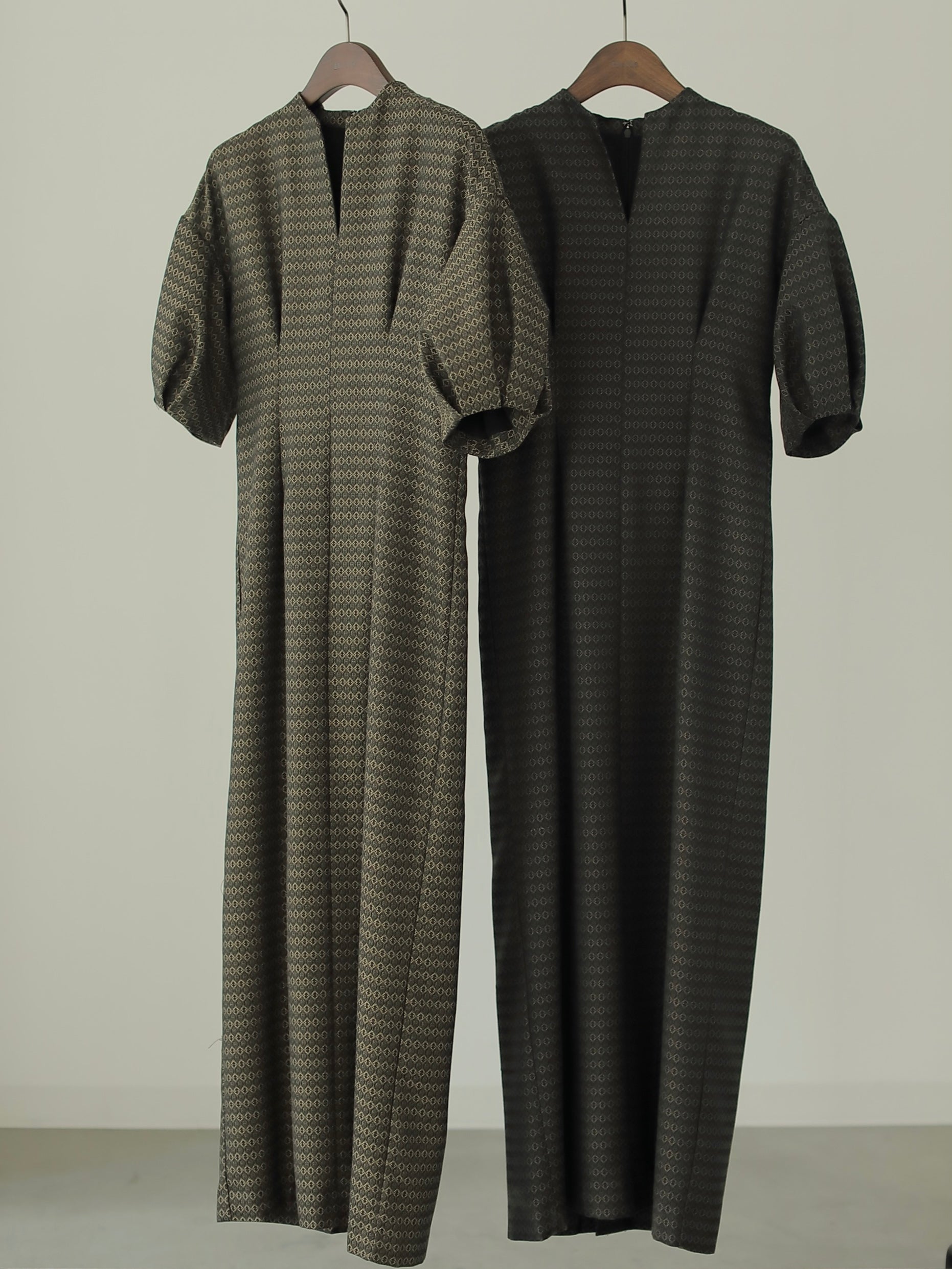 JACQURD TUCK SLEEVE DRESS